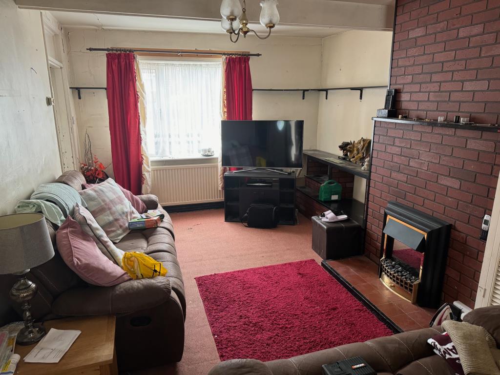 Lot: 112 - SEMI-DETACHED HOUSE FOR IMPROVEMENT - Living room area